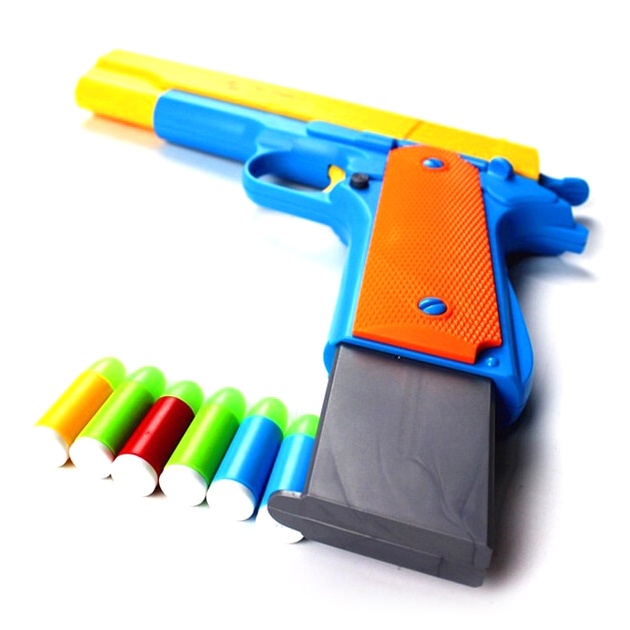Pistolet jouet avec un magazine